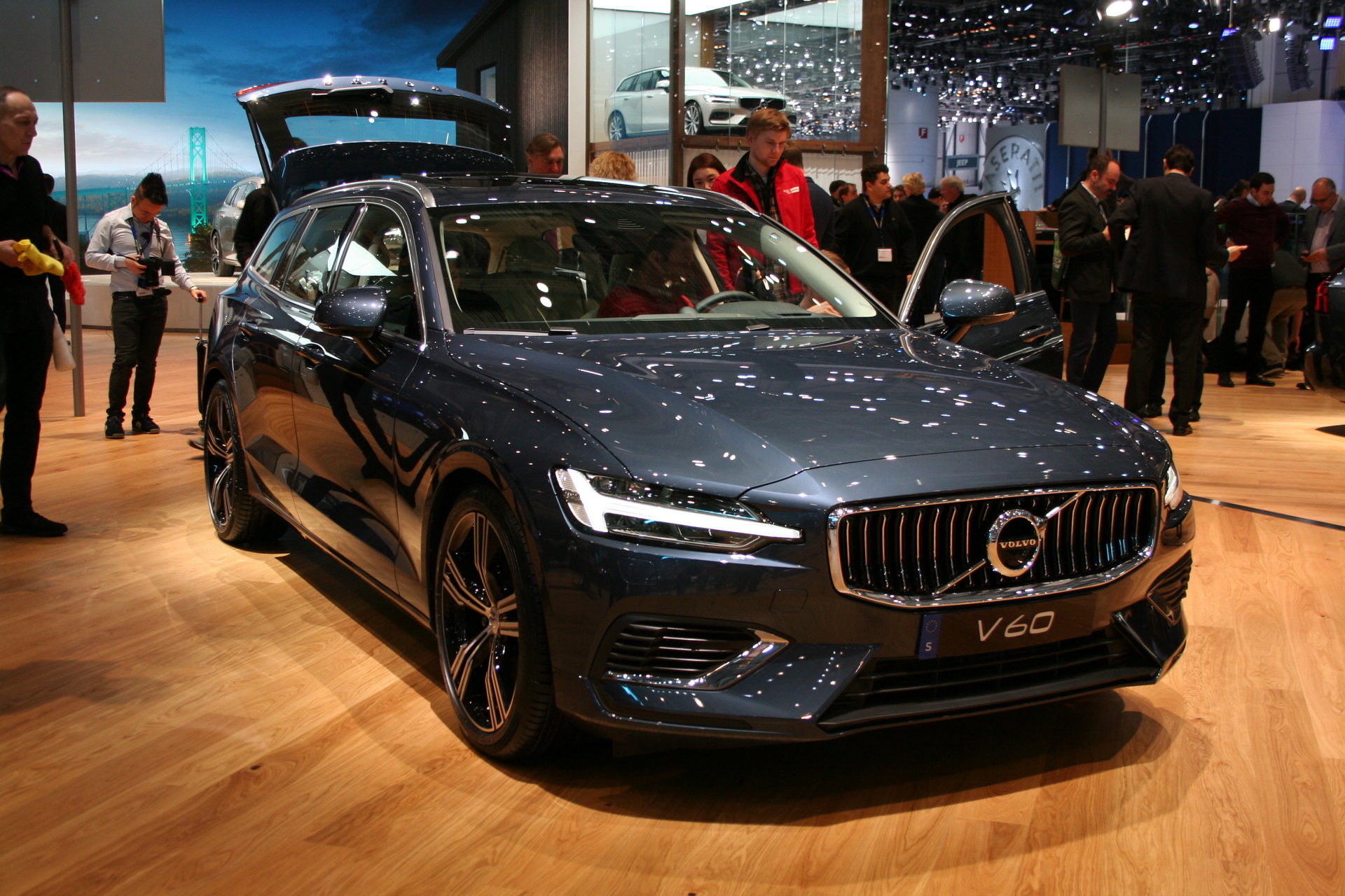 Yeni Volvo V60 Cenevre’de tanıtılıyor