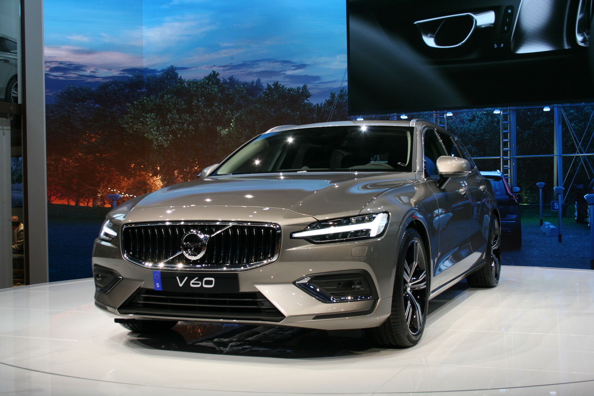 Yeni Volvo V60 Cenevre’de tanıtılıyor