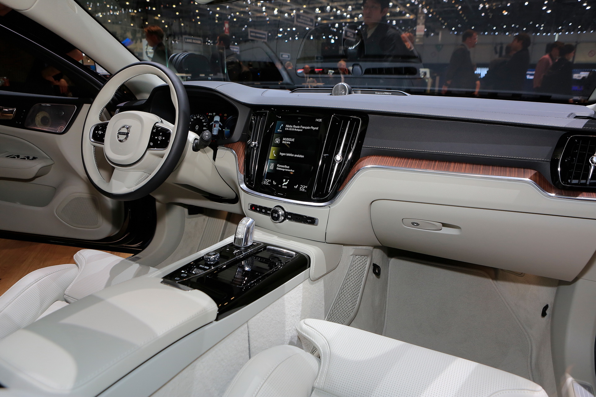 Yeni Volvo V60 Cenevre’de tanıtılıyor