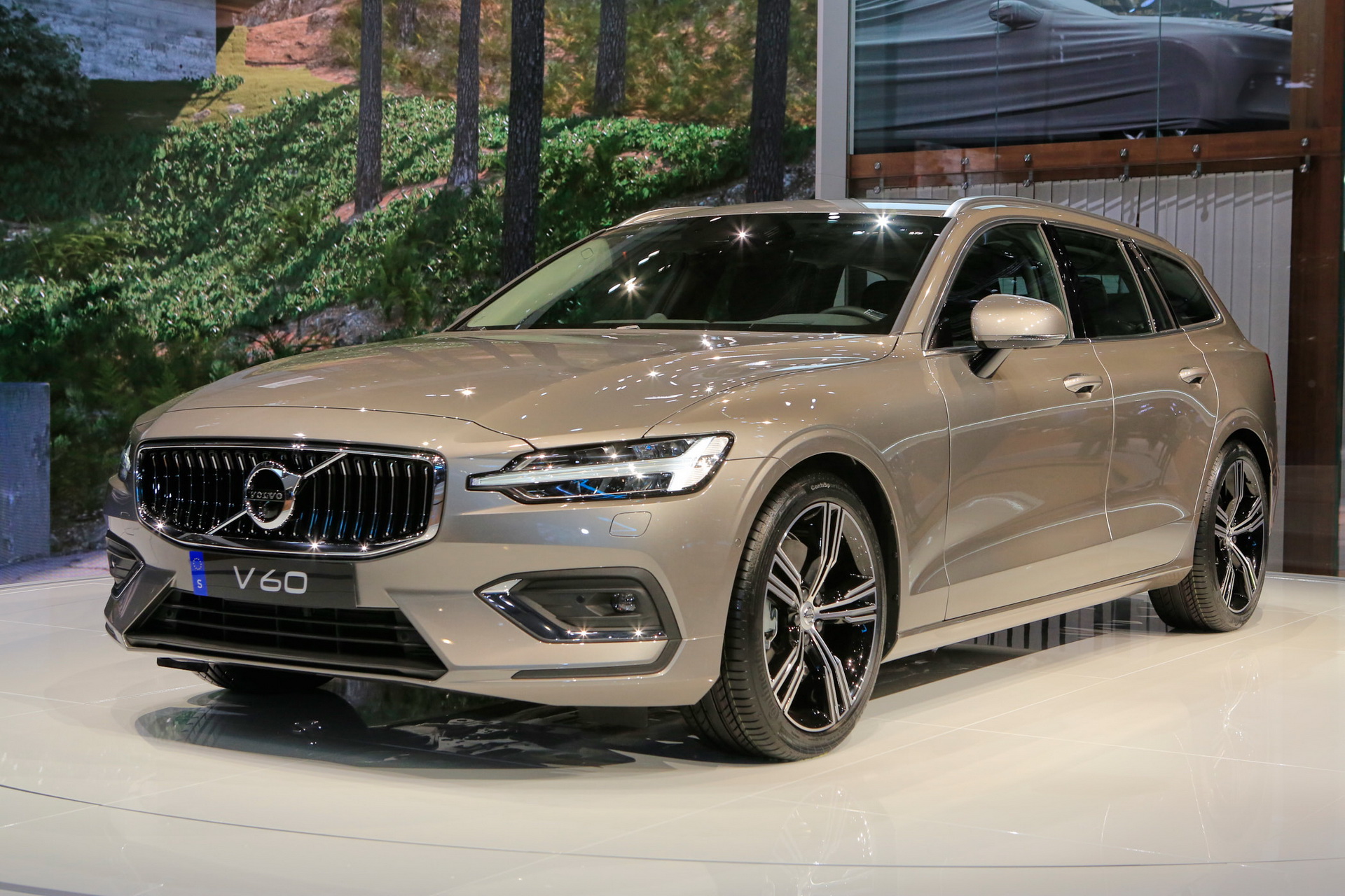Yeni Volvo V60 Cenevre’de tanıtılıyor