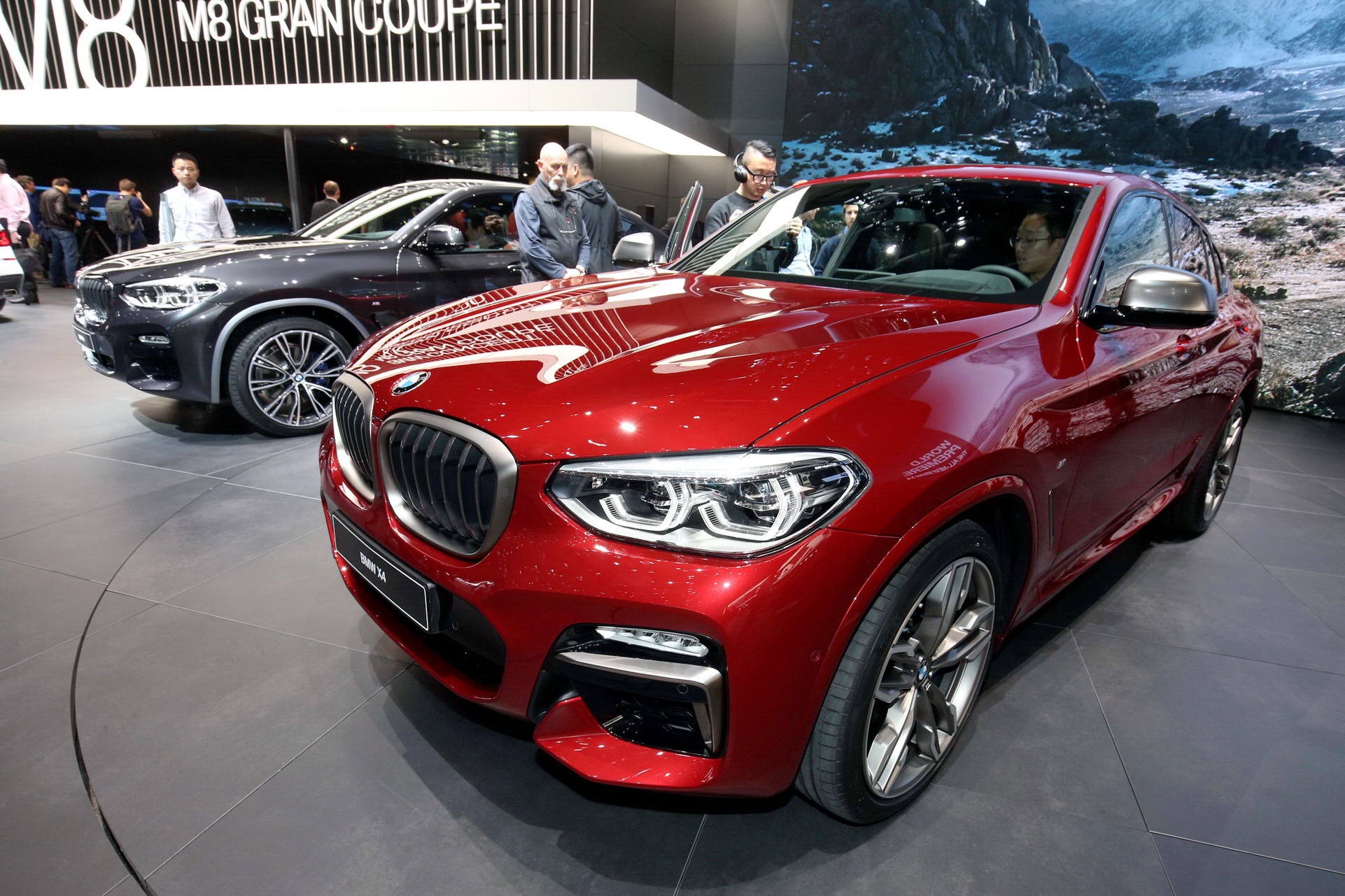BMW X4 Cenevre sahnesinde