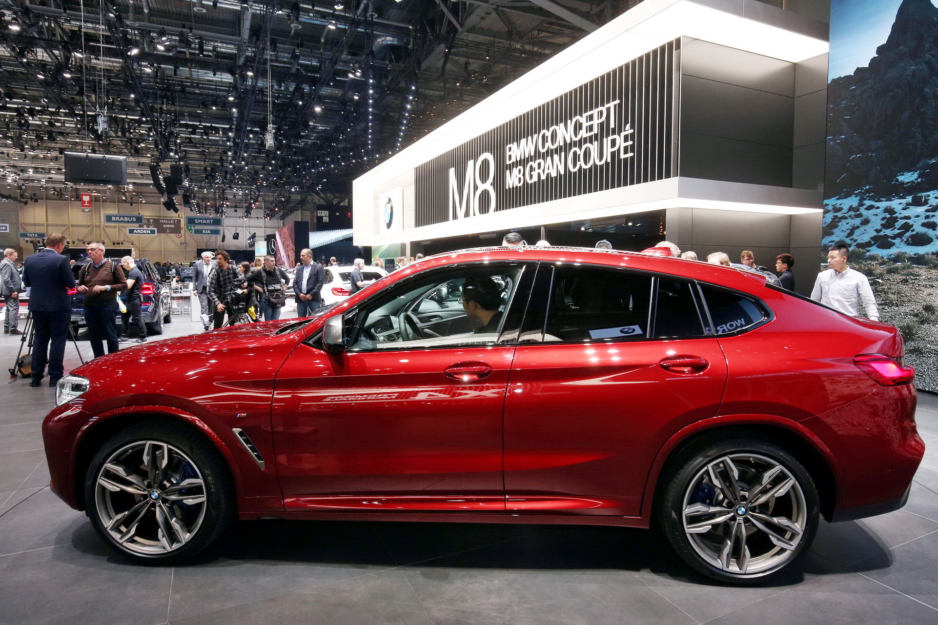 BMW X4 Cenevre sahnesinde