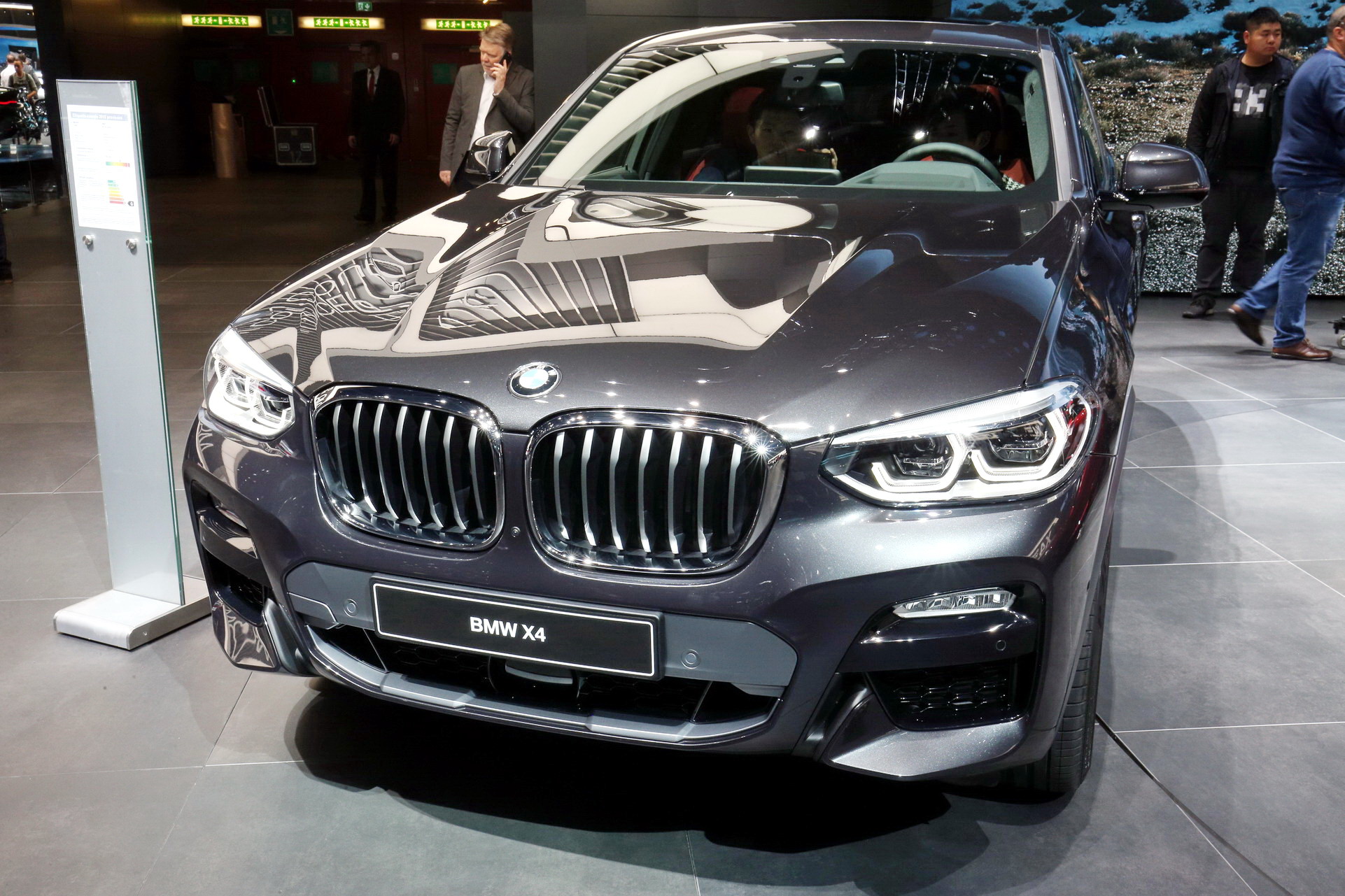 BMW X4 Cenevre sahnesinde