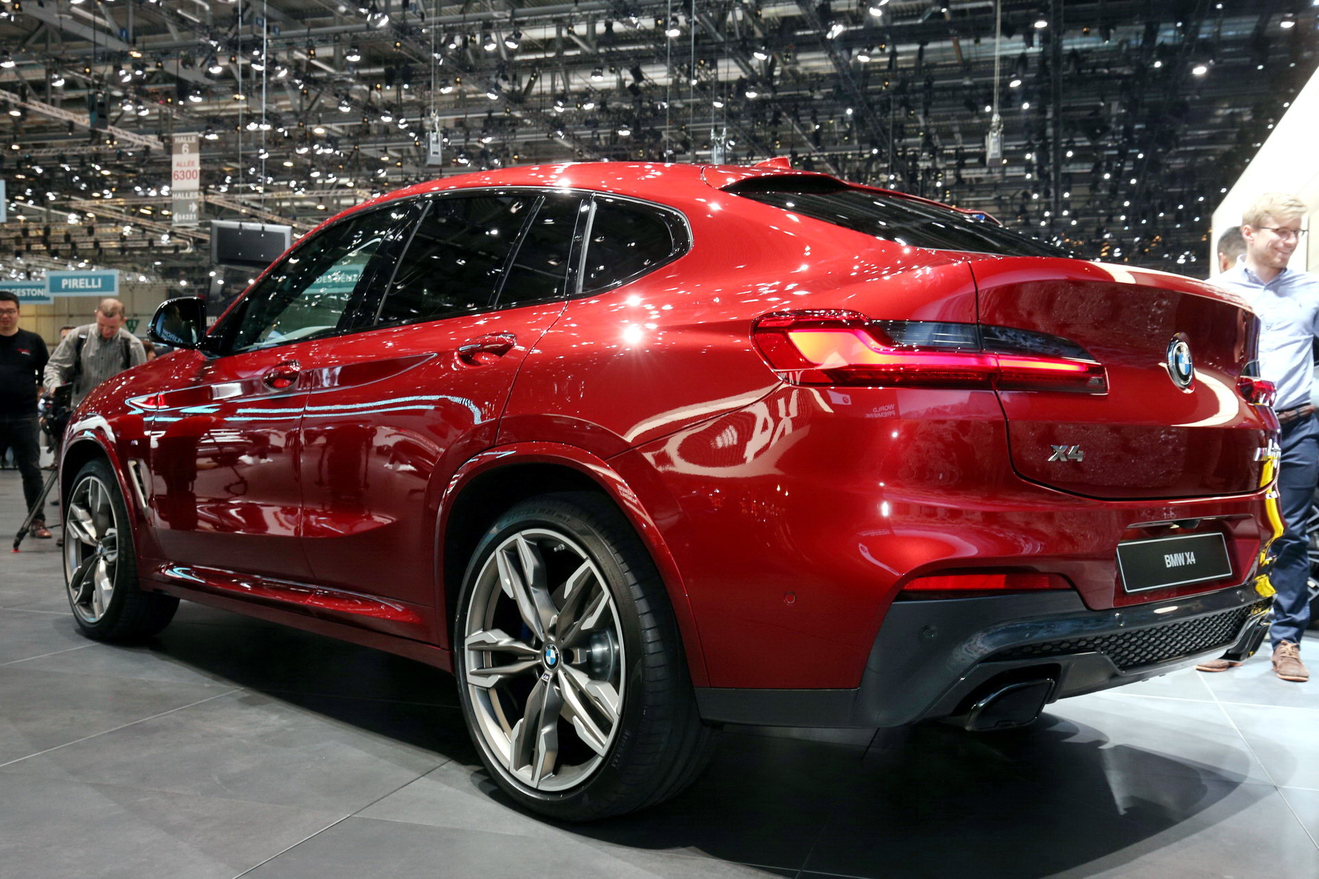 BMW X4 Cenevre sahnesinde