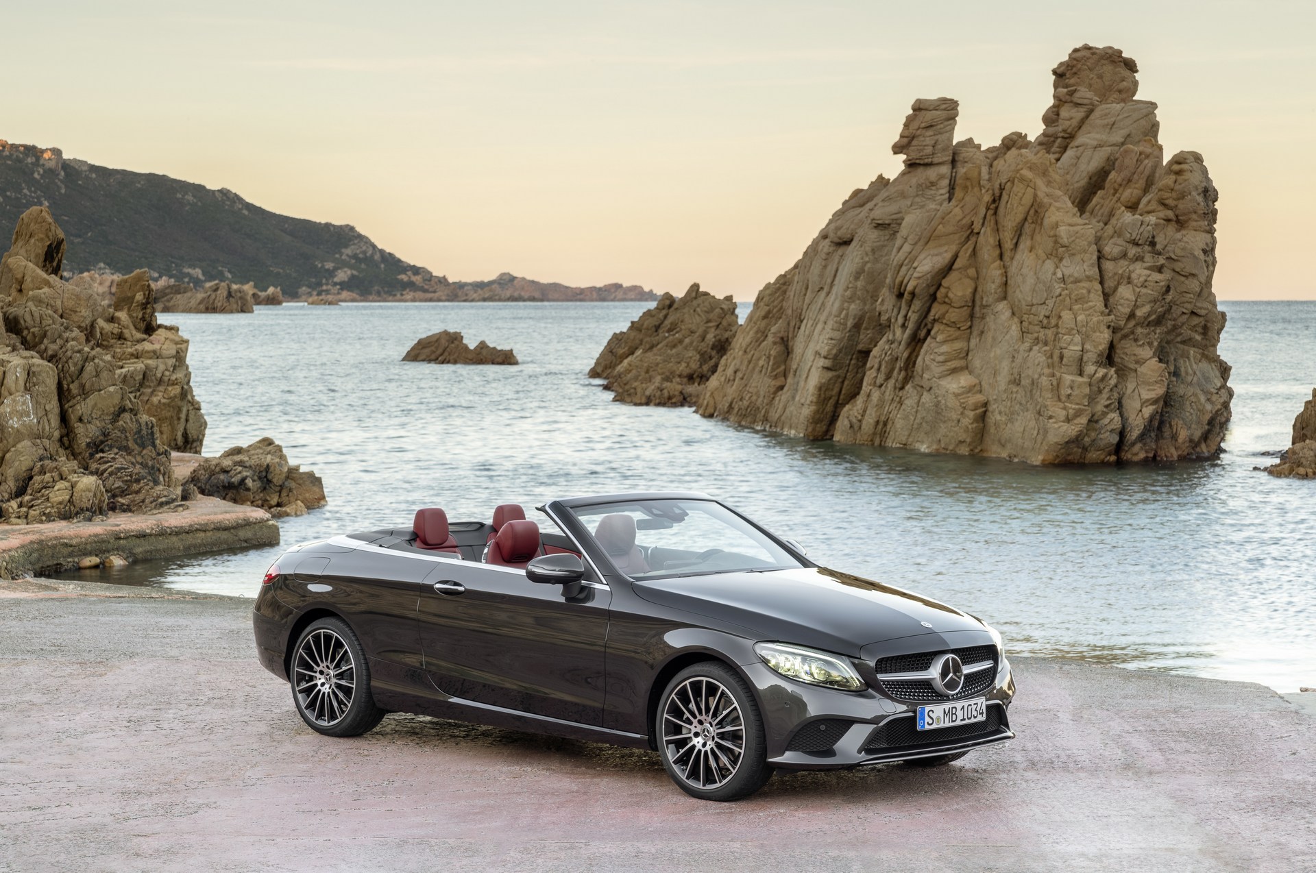Mercedes C Serisi Coupe ve Cabrio yenilendi
