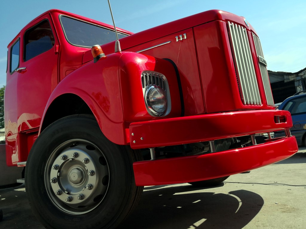 40 yıllık kamyonu 1,5 yılda ilk günkü haline getirdi