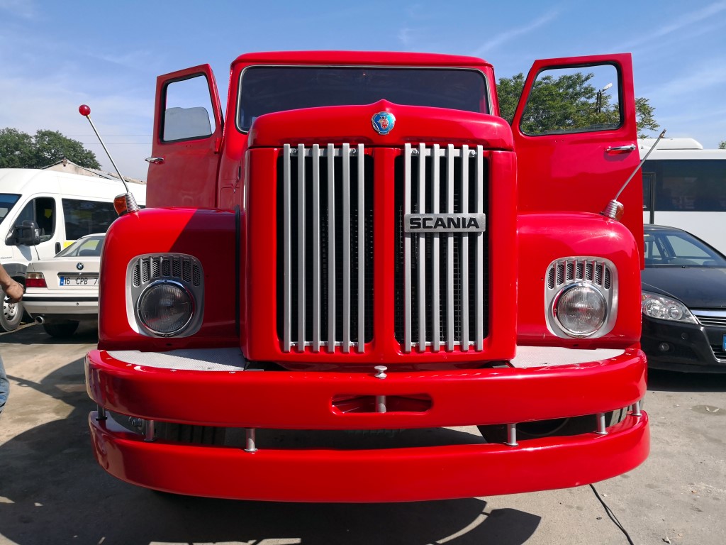 40 yıllık kamyonu 1,5 yılda ilk günkü haline getirdi