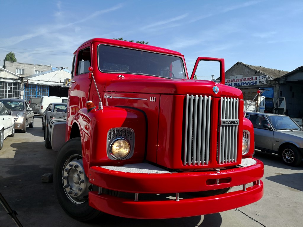 40 yıllık kamyonu 1,5 yılda ilk günkü haline getirdi