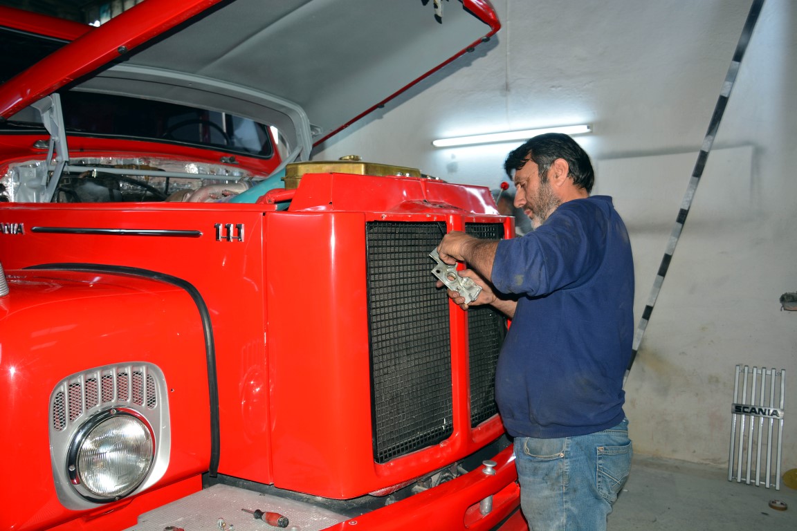 40 yıllık kamyonu 1,5 yılda ilk günkü haline getirdi