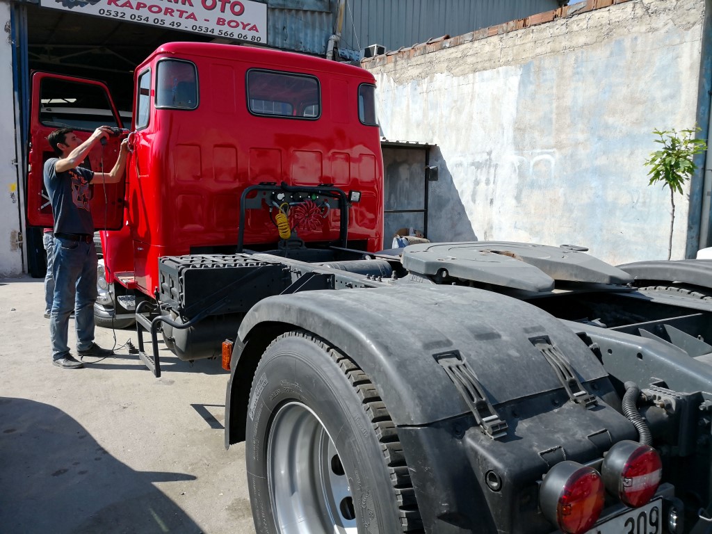 40 yıllık kamyonu 1,5 yılda ilk günkü haline getirdi