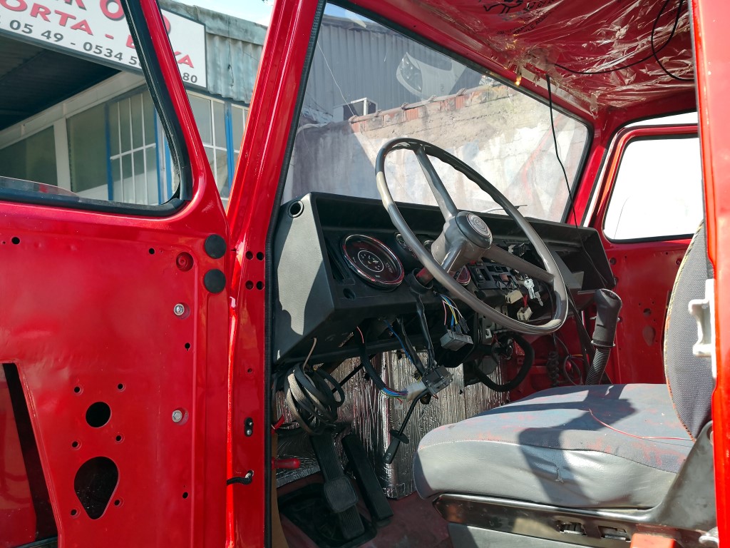 40 yıllık kamyonu 1,5 yılda ilk günkü haline getirdi