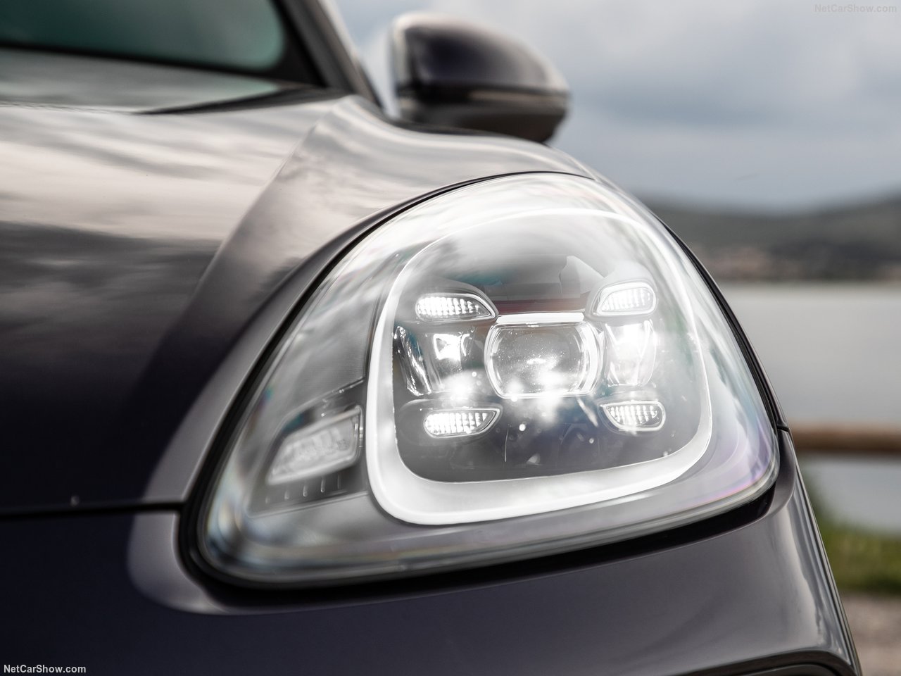 Porsche'nin melez canavarı 2019 Cayenne E-Hybrid 