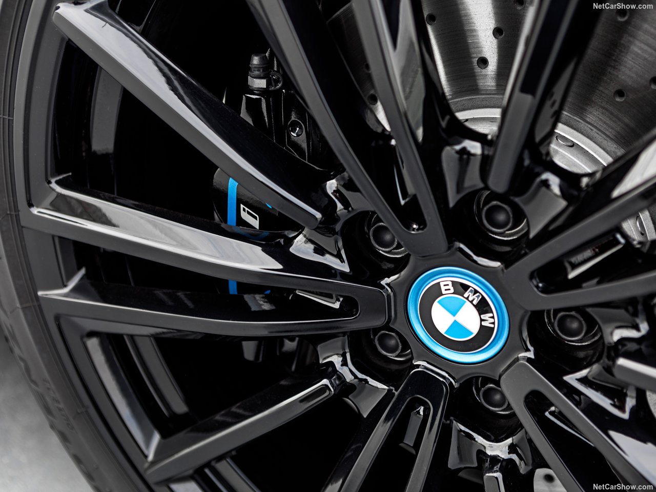 BMW'nin hibrit canavarı: 2019 BMW i8 Roadster