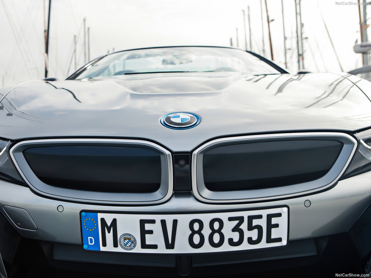 BMW'nin hibrit canavarı: 2019 BMW i8 Roadster