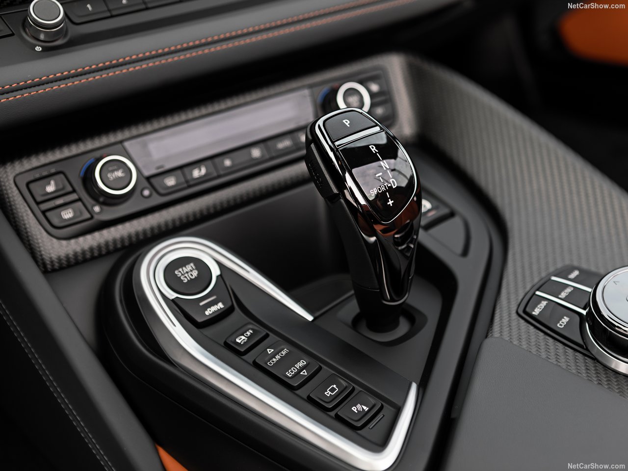 BMW'nin hibrit canavarı: 2019 BMW i8 Roadster