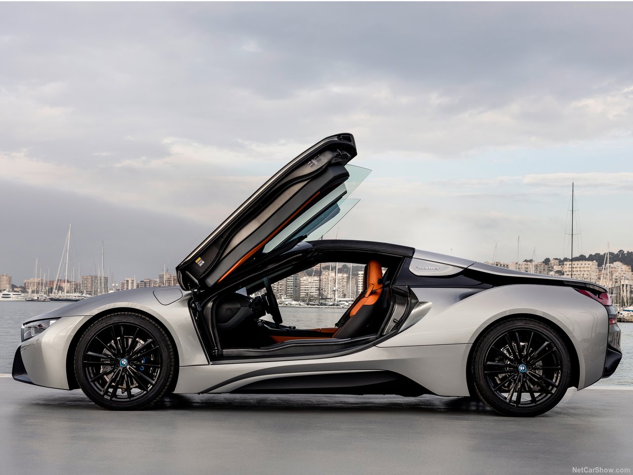 BMW'nin hibrit canavarı: 2019 BMW i8 Roadster