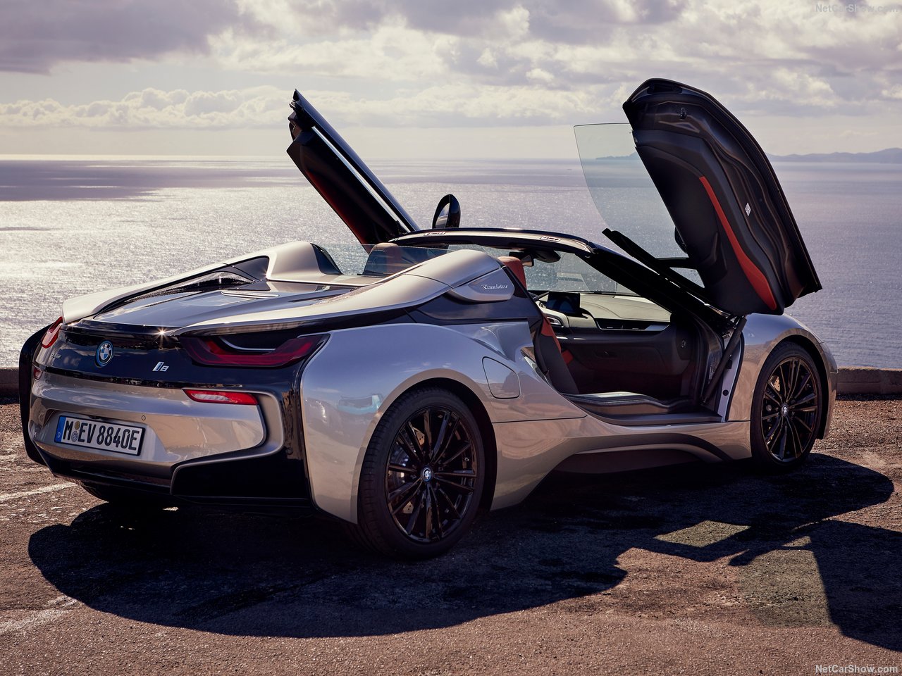 BMW'nin hibrit canavarı: 2019 BMW i8 Roadster