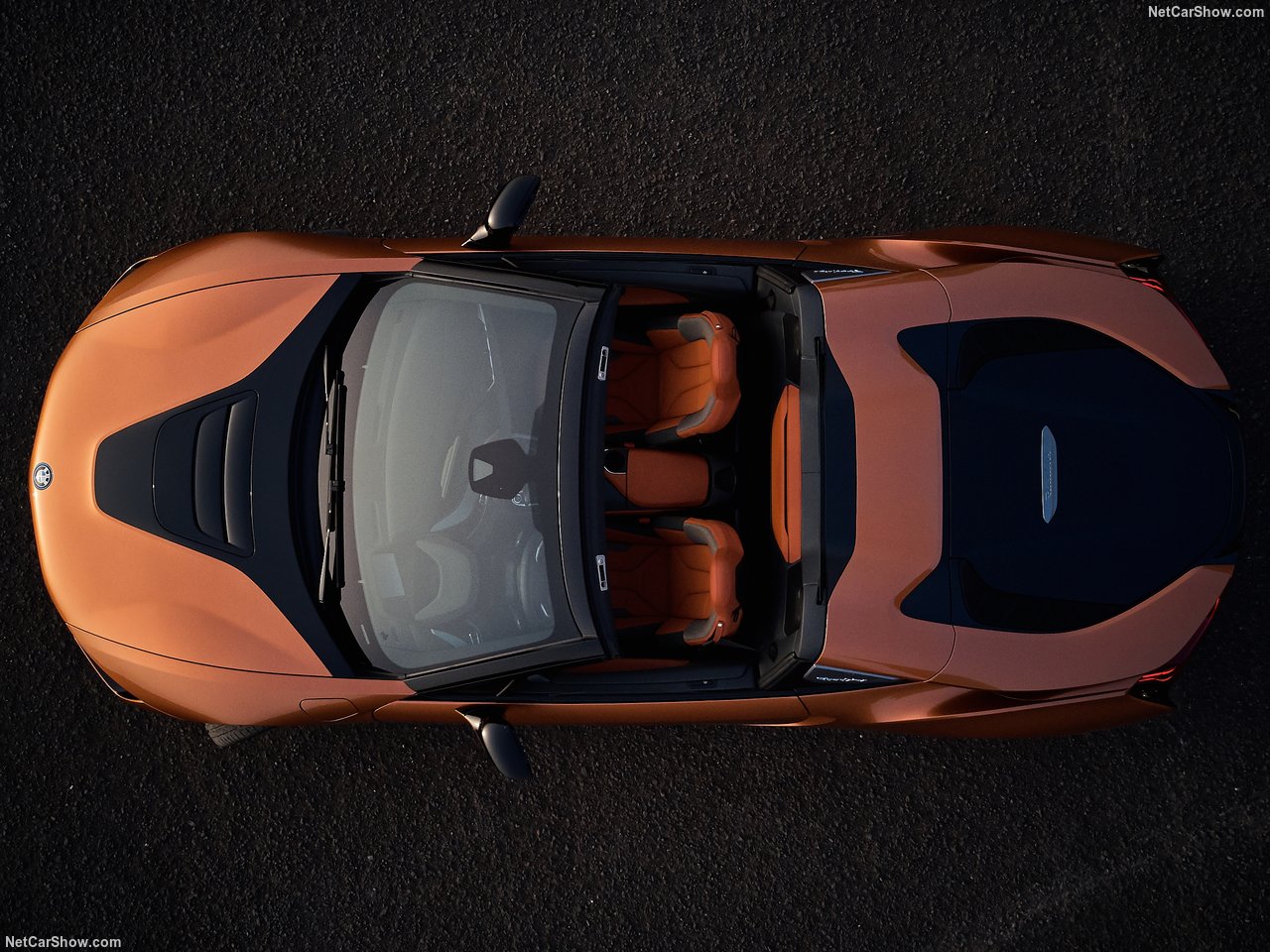 BMW'nin hibrit canavarı: 2019 BMW i8 Roadster