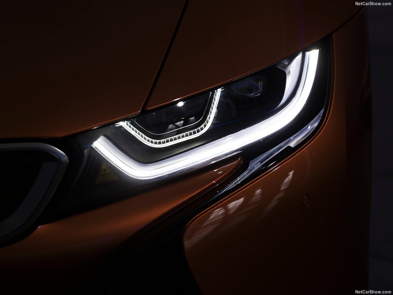 BMW'nin hibrit canavarı: 2019 BMW i8 Roadster