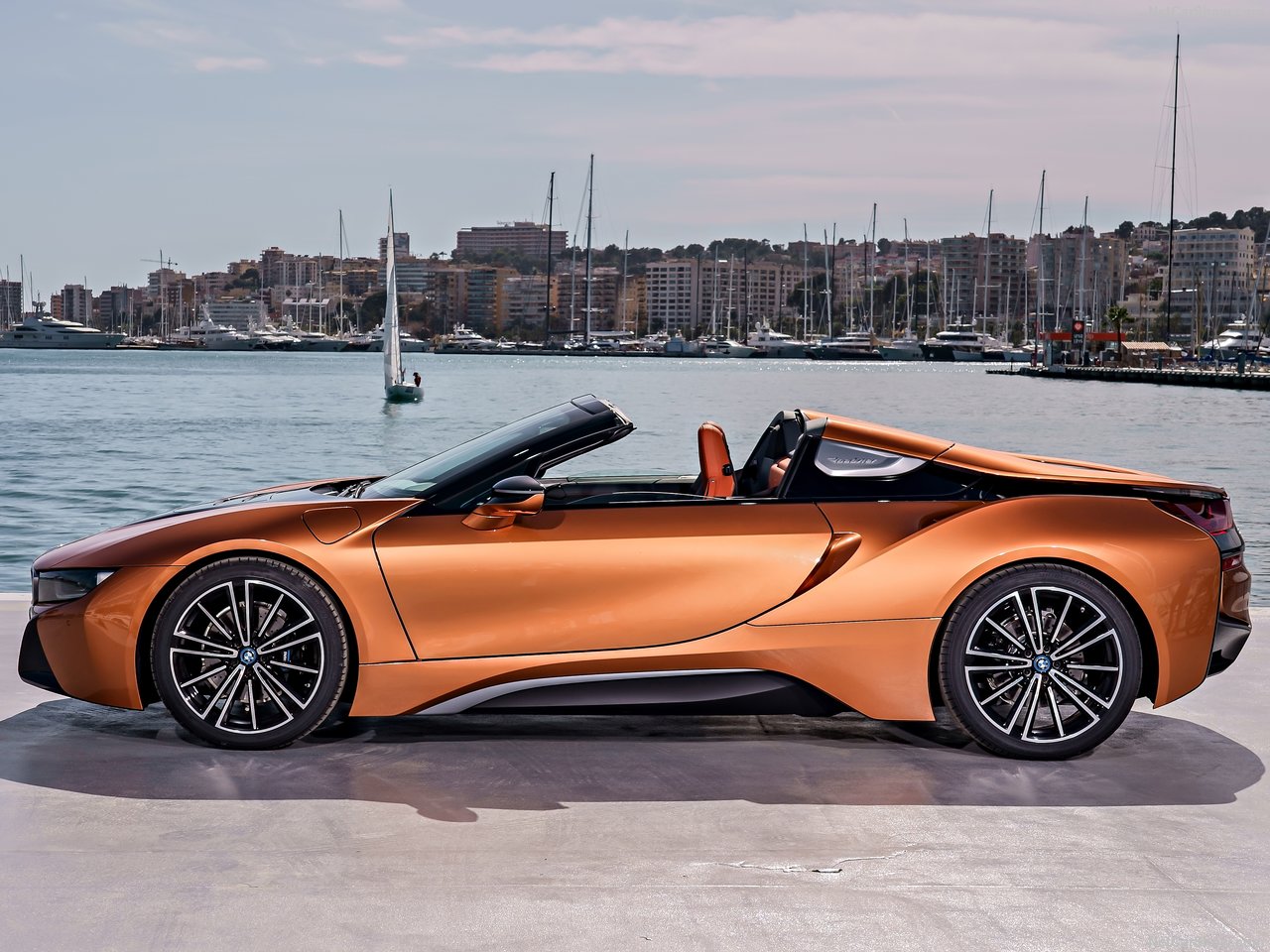 BMW'nin hibrit canavarı: 2019 BMW i8 Roadster