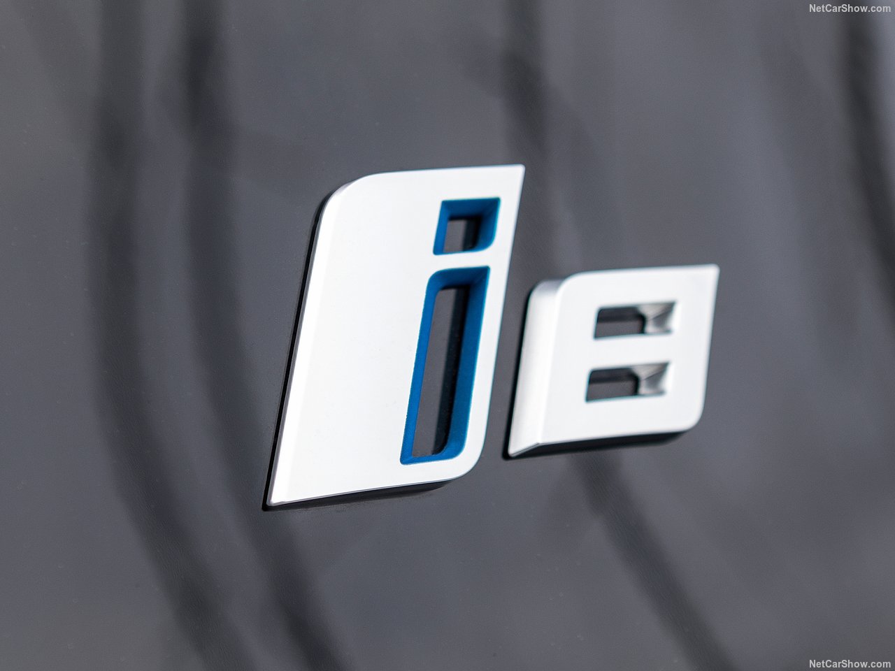 BMW'nin hibrit canavarı: 2019 BMW i8 Roadster