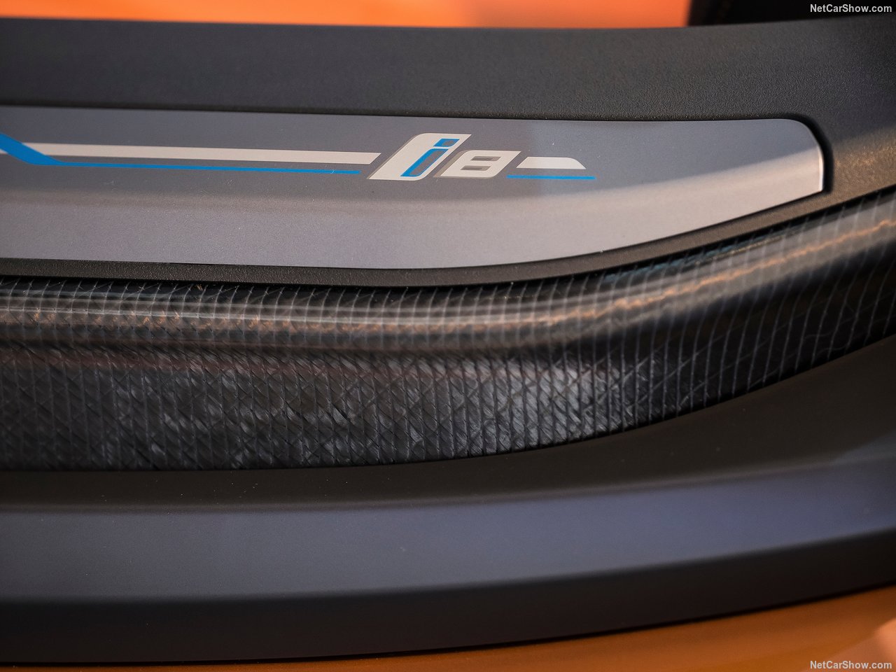 BMW'nin hibrit canavarı: 2019 BMW i8 Roadster