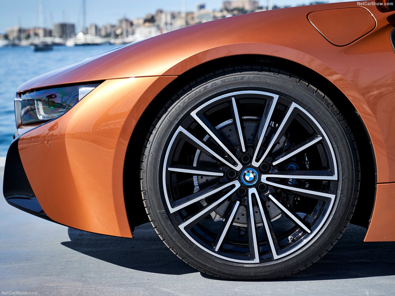 BMW'nin hibrit canavarı: 2019 BMW i8 Roadster