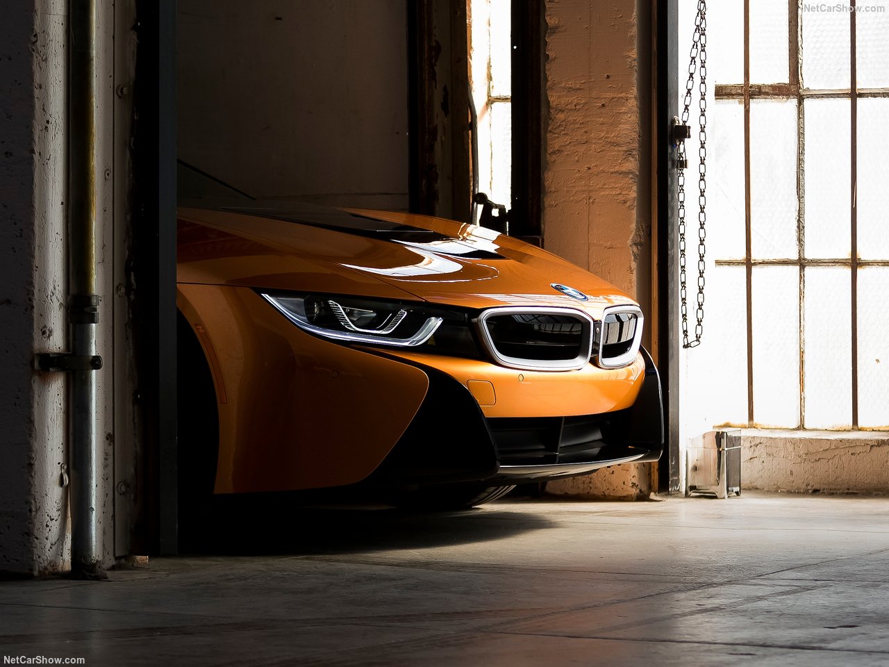 BMW'nin hibrit canavarı: 2019 BMW i8 Roadster