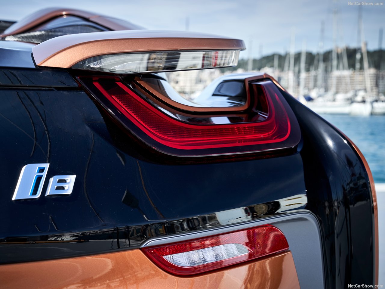 BMW'nin hibrit canavarı: 2019 BMW i8 Roadster