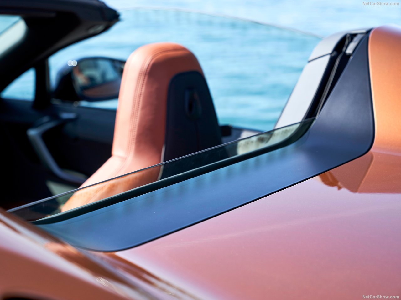 BMW'nin hibrit canavarı: 2019 BMW i8 Roadster