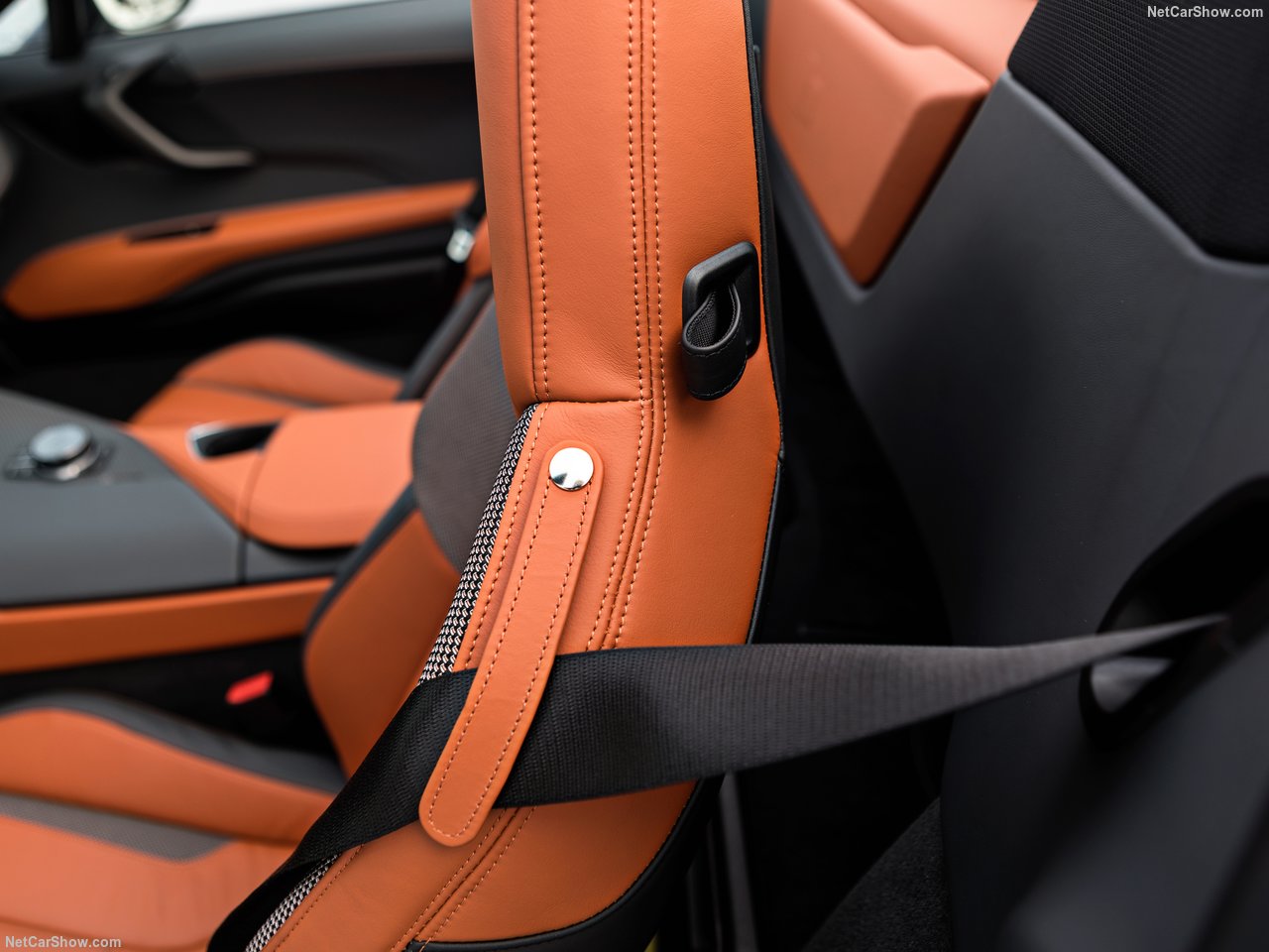 BMW'nin hibrit canavarı: 2019 BMW i8 Roadster