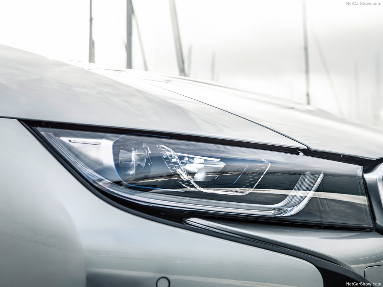 BMW'nin hibrit canavarı: 2019 BMW i8 Roadster