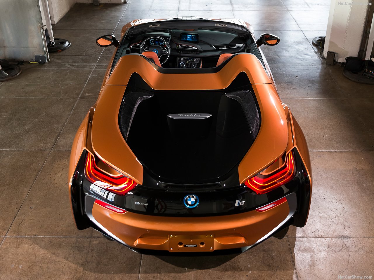 BMW'nin hibrit canavarı: 2019 BMW i8 Roadster