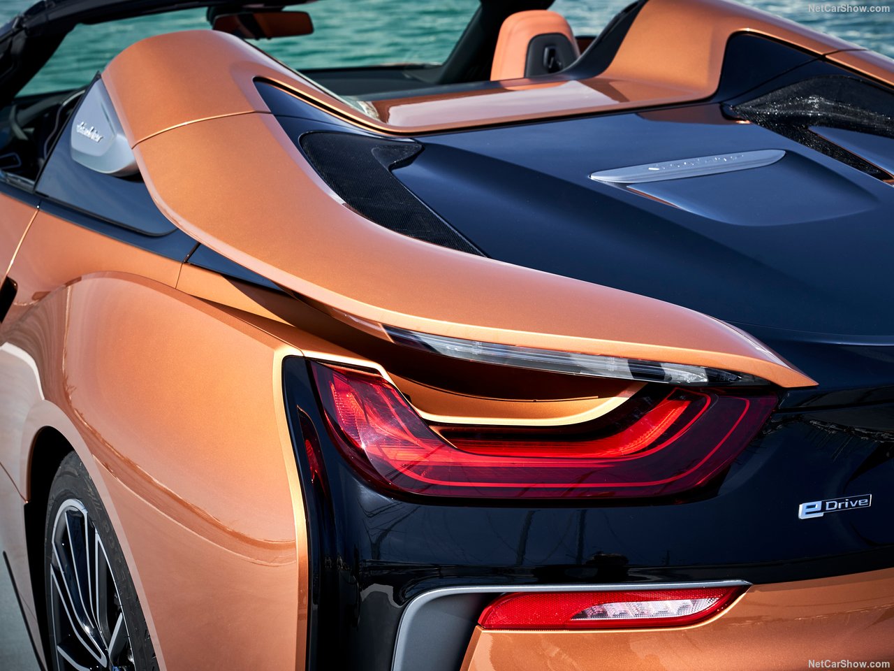 BMW'nin hibrit canavarı: 2019 BMW i8 Roadster