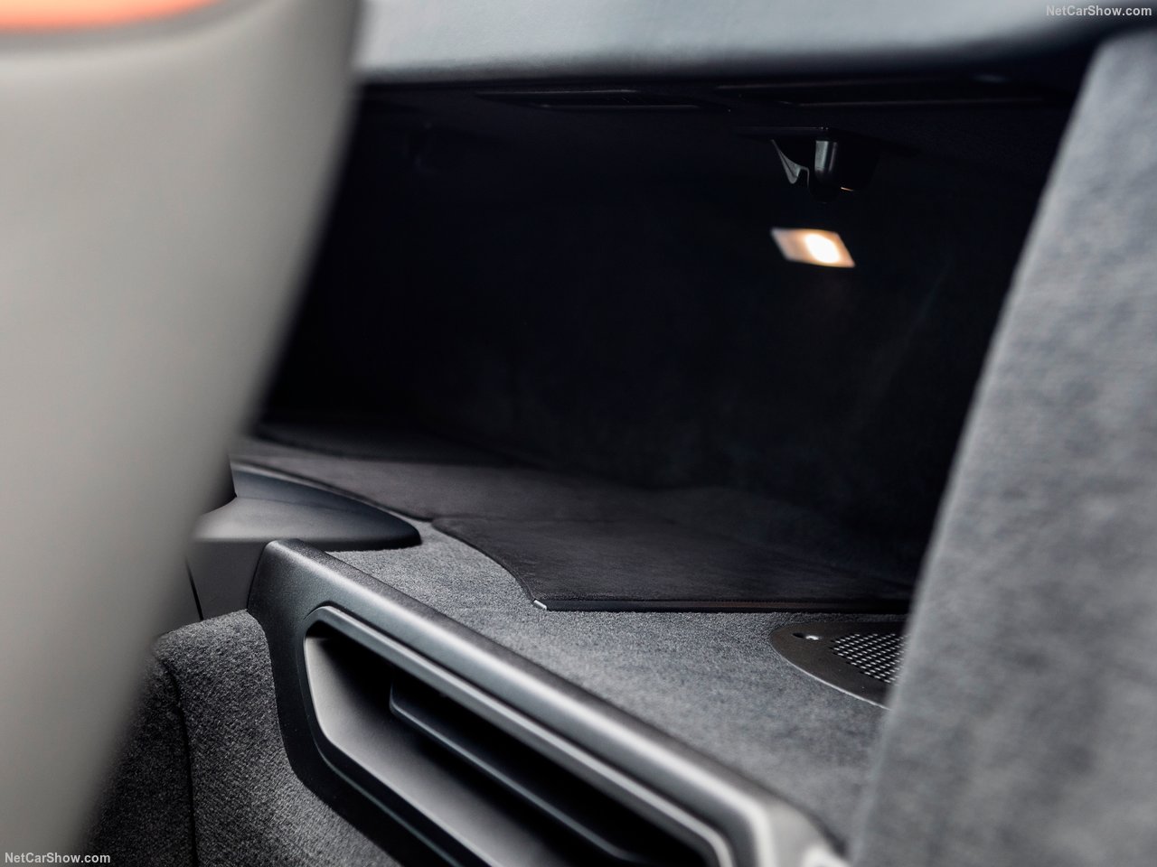 BMW'nin hibrit canavarı: 2019 BMW i8 Roadster