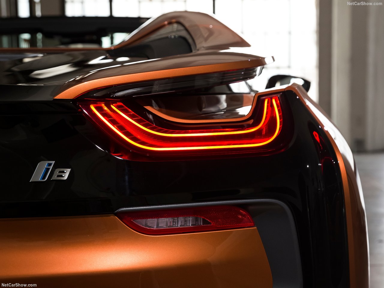 BMW'nin hibrit canavarı: 2019 BMW i8 Roadster