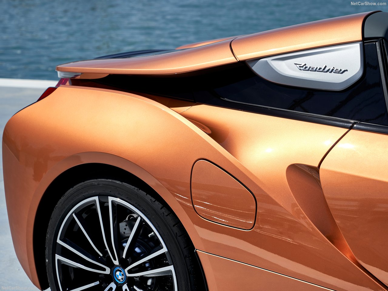 BMW'nin hibrit canavarı: 2019 BMW i8 Roadster