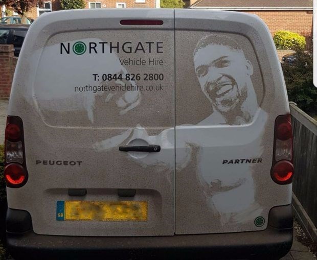 Kirli araçlar sanat eserine dönüştü