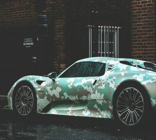 Sıra dışı boyalarıyla dikkat çeken lüks ve spor otomobiller