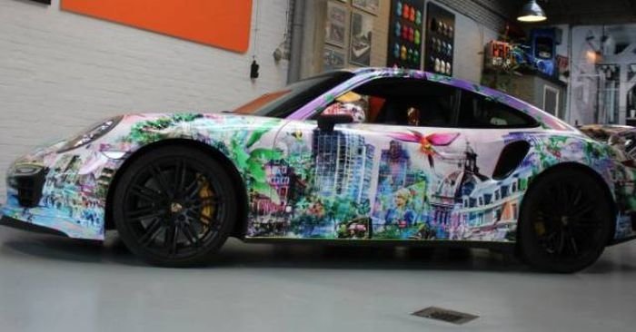 Sıra dışı boyalarıyla dikkat çeken lüks ve spor otomobiller