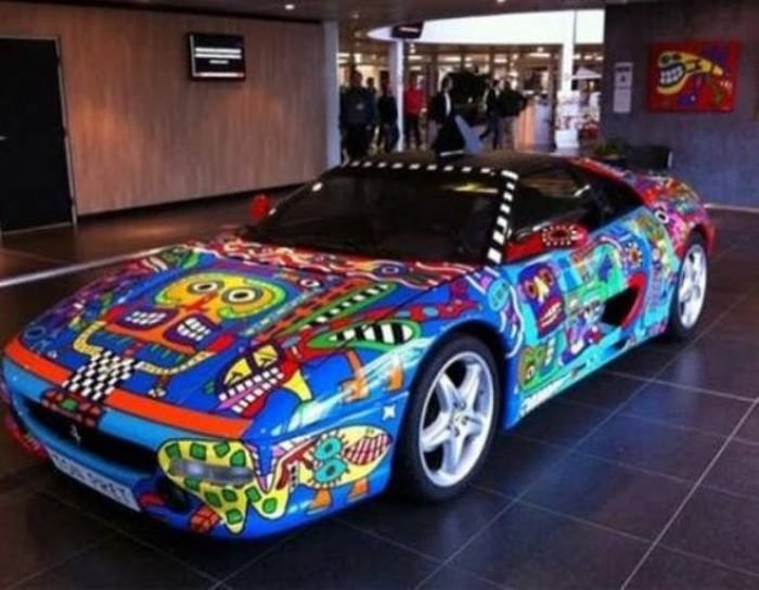 Sıra dışı boyalarıyla dikkat çeken lüks ve spor otomobiller
