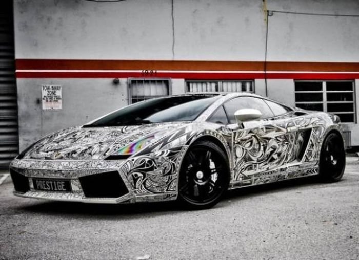 Sıra dışı boyalarıyla dikkat çeken lüks ve spor otomobiller