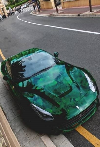 Sıra dışı boyalarıyla dikkat çeken lüks ve spor otomobiller