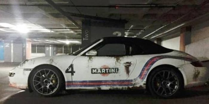 Sıra dışı boyalarıyla dikkat çeken lüks ve spor otomobiller