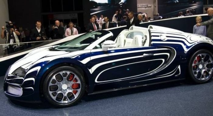 Sıra dışı boyalarıyla dikkat çeken lüks ve spor otomobiller