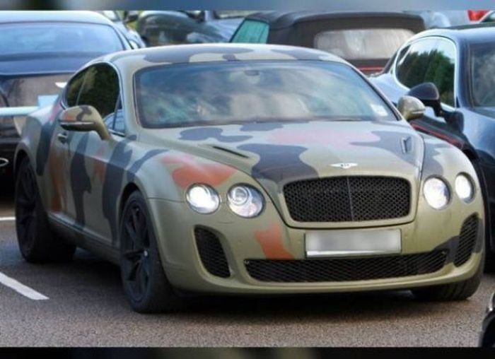 Sıra dışı boyalarıyla dikkat çeken lüks ve spor otomobiller