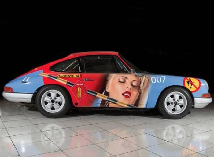 Sıra dışı boyalarıyla dikkat çeken lüks ve spor otomobiller