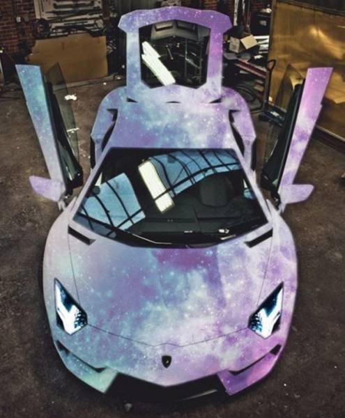 Sıra dışı boyalarıyla dikkat çeken lüks ve spor otomobiller