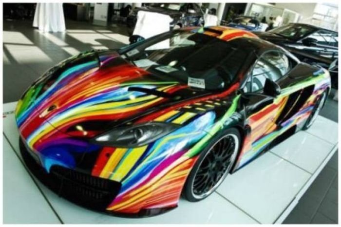 Sıra dışı boyalarıyla dikkat çeken lüks ve spor otomobiller