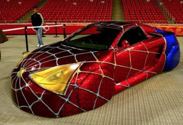 Sıra dışı boyalarıyla dikkat çeken lüks ve spor otomobiller